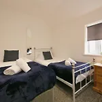 Stylish Stay With Private Garden! Near City Centre - Contractors, Relocators, Tourists
