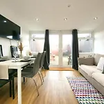 Stylish Stay With Private Garden! Near City Centre - Contractors, Relocators, Tourists