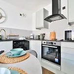 North Road Luxe New Serviced Apartments- Parking Available With Full Kitchen Amenities