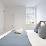 Spacious One Bedroom | Wifi