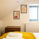 3 Bedroom Apartment, Walking Distance To Centre & Amazing Food At Your Door Step
