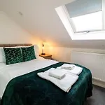 3 Bedroom Apartment, Walking Distance To Centre & Amazing Food At Your Door Step