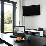 Llwyn Pia By N And N Stays Ltd, With Private Pool, Sauna And Hot Tub, Perfect For Relocation, Workers Or Your Ideal Getaway