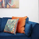 City Stay! Smart Tvs In Every Room! Sleeps 4 & Parking Available, 2 Min Walk To Shops, Bars And Restaurants