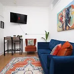 City Stay! Smart Tvs In Every Room! Sleeps 4 & Parking Available, 2 Min Walk To Shops, Bars And Restaurants