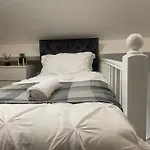 New Modern 5 Bedroom House - City Centre - Parking