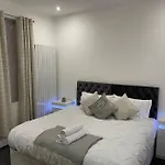 New Modern 5 Bedroom House - City Centre - Parking