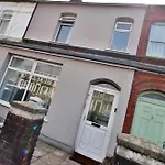 City Stay! Smart Tvs In Every Room! Sleeps 4 & Parking Available, 2 Min Walk To Shops, Bars And Restaurants