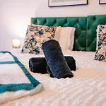 7 Beds - Spacious Apartment - Free Parking