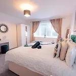 7 Beds - Spacious Apartment - Free Parking