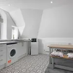 Stadium View Apartments #6 - Chic & Charming 2 Bed Flat