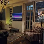 Unique Cardiff Centre Couples Retreat, 1 Bed Maisonette