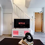 Modern & Cozy 2-Bedroom Apartment With Smart Tv