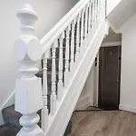 Cosy 1Br Relocation Contractors Family With Parking