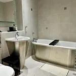 Large Double Room In Cardiff City Centre Host Lives Onsite, Room Only With Own Bathroom