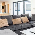 Luxury Home With Parking Near Everything! Netflix, Pool, Gaming - Long Stay Savings - Perfect For Nhs, Contractors, Relocators
