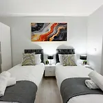 City Centre Charming 2-Bed Flat With Garden