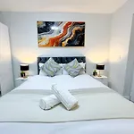 City Centre Charming 2-Bed Flat With Garden