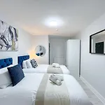 City Centre Charming 2-Bed Flat With Garden