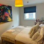 Stunning Waterfront Apartment Close To Cardiff Bay And Penarth With Parking