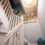 Stylish Spacious 2-Bed & High Ceiling