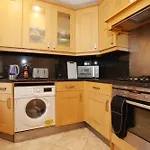 Hollybush House By N And N Stays Ltd, Great Location, Perfect For Relocations, Contractors, Workers