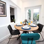 Spacious 4 Bedroom House - Moira Lodge By Ty Sa