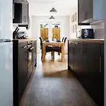 Spacious 4-Bed Home Near Cardiff Centre Free Parking & Garden Long Term Stay Offers