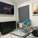 Modern 3 Bed Flat - City Centre - Free Parking