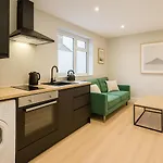Modern Central Apartment + King Size Bed + Garden