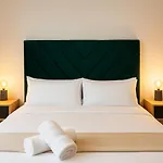 Modern Central Apartment + King Size Bed + Garden
