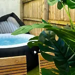Duplex Stay With Hot Tub Opposite Stadium