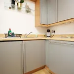 Queen Street Apartments By N And N Stays, Close To City Centre, Restaurants And Shops, Secure Private Parking, Perfect Location While Visiting Cardiff For Work Or A Short Break