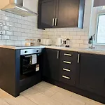 2 Bedroom Central Garden Apartment Free Parking