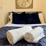 2 Bedroom Central Garden Apartment Free Parking