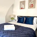 City Centre Embankment View Apartment Sleeps 3