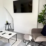 City Centre Embankment View Apartment Sleeps 3