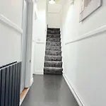 Spacious 4 Bed Cardiff House Near City Centre With Parking