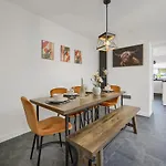 Central & Chic - Huge Home - Free Wifi & Parking