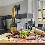 Central & Chic - Huge Home - Free Wifi & Parking
