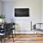 2 Bedroom Stunning Apartment - Sleeps 6 - Central Location