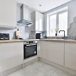 2 Bedroom Stunning Apartment - Sleeps 6 - Central Location