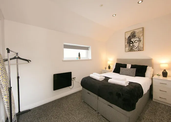 Stylish Stay With Private Garden! Near City Centre - Contractors, Relocators, Tourists