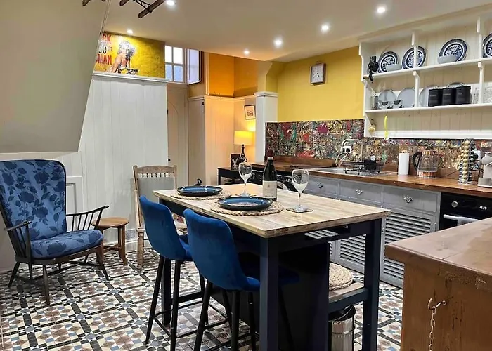 Unique Cardiff Centre Couples Retreat, 1 Bed Maisonette