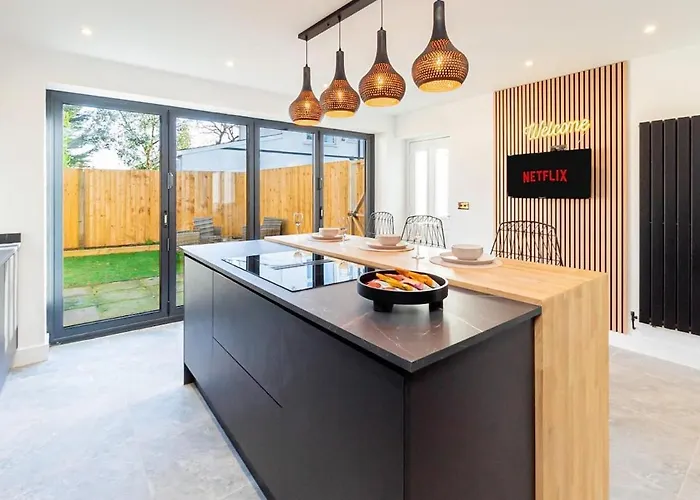 Luxury Home With Parking Near Everything! Netflix, Pool, Gaming - Long Stay Savings - Perfect For Nhs, Contractors, Relocators