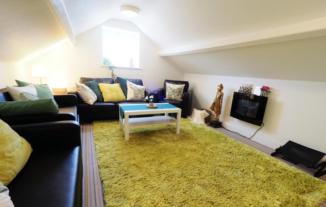Clive Apartment