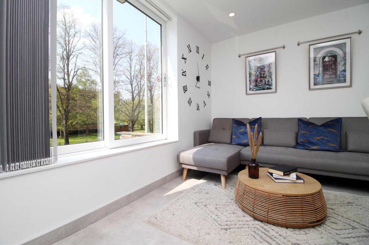 New Light & Airy 3 Bed Getaway - Wifi - Netflix - Comfort Apartment Cardiff