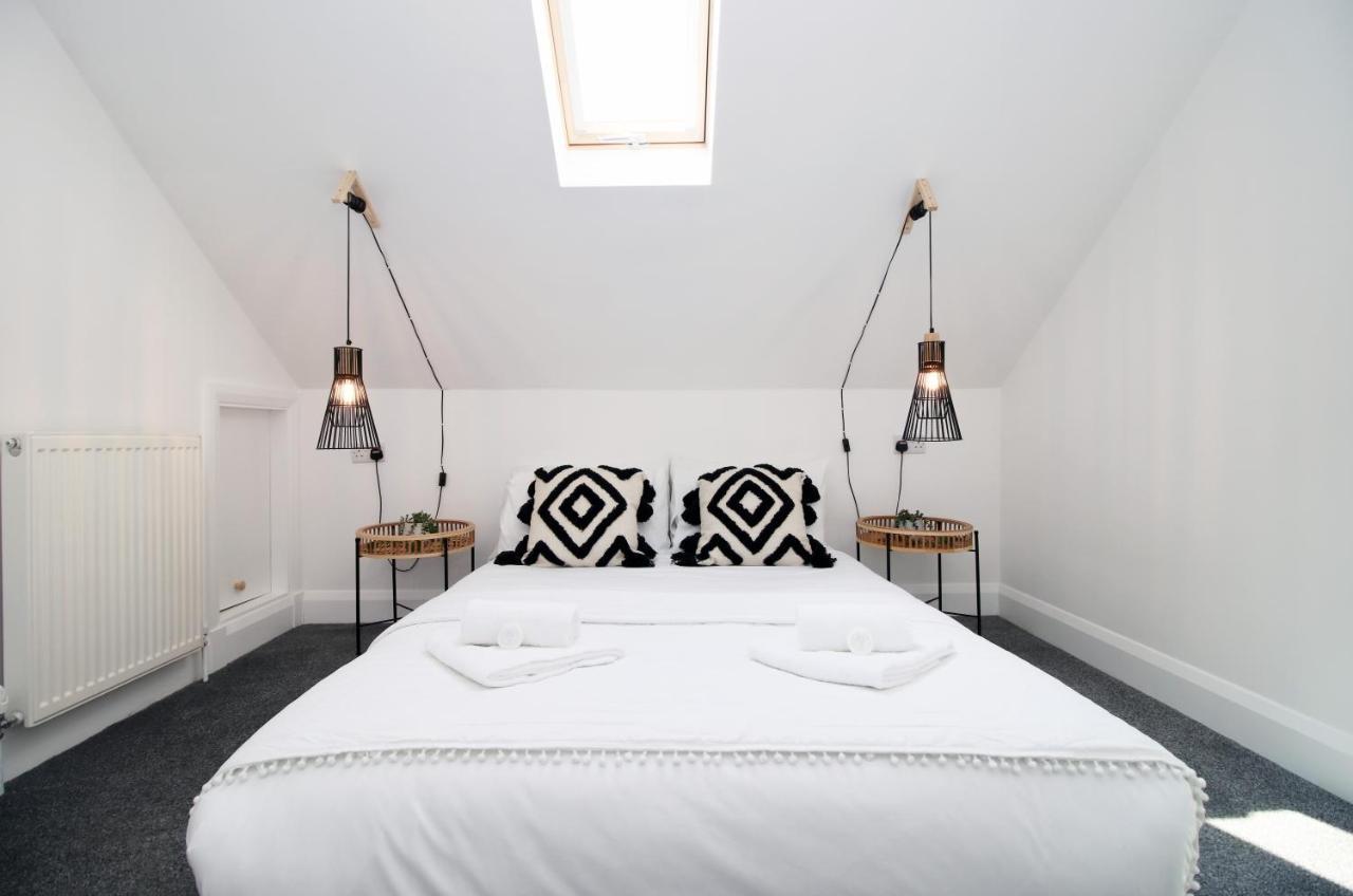 New Light & Airy 3 Bed Getaway - Wifi - Netflix - Comfort Apartment