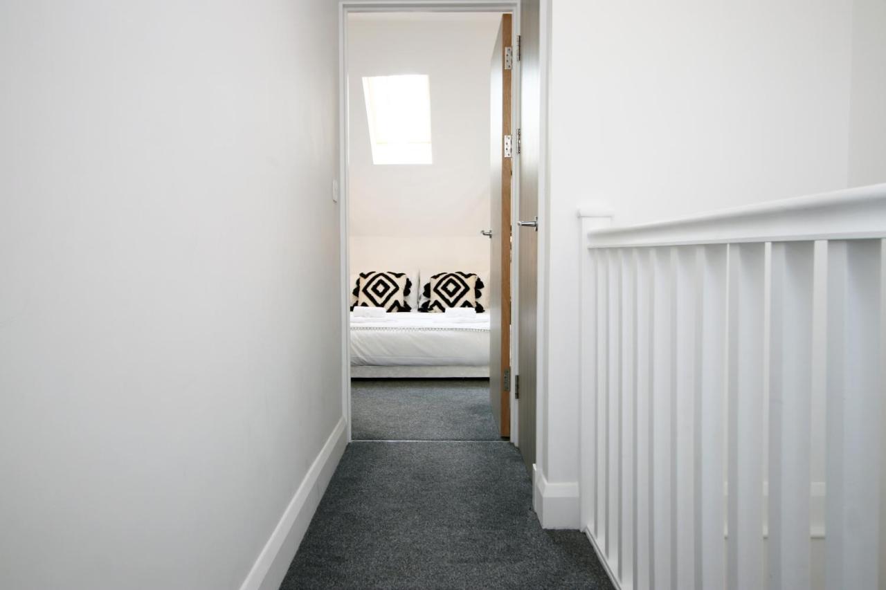 Apartment New Light & Airy 3 Bed Getaway - Wifi - Netflix - Comfort *