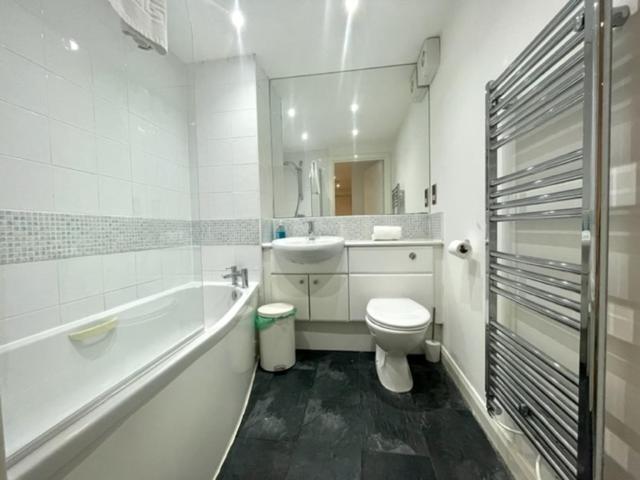 Spacious Two Bedroom In Close To Bay And * Cardiff